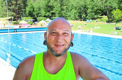Der Villinger Schwimmmeister Christian Faller: Seit 28 Jahren übt er seinen Beruf aus. Foto: Schölzel