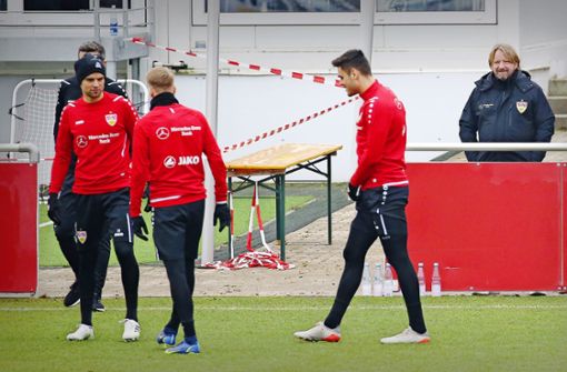 Mit Argusaugen: Der Sportdirektor Sven Mislintat (rechts) beobachtet genau, was sich auf dem Trainingsplatz des VfB Stuttgart tut. Foto: Baumann/Alexander Keppler