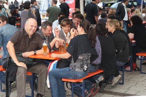 Geselliges Treiben mitten in der Stadt. Auf dem Wilhelmsplatz wird noch bis Samstag das Henkersfest gefeiert. Klicken Sie sich durch die Bildergalerie. Foto: Vogt