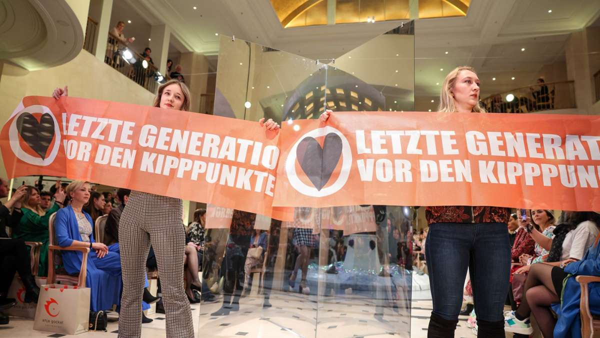Fashion Week in Berlin: Klimaprotest bei Show von Designerin Anja Gockel