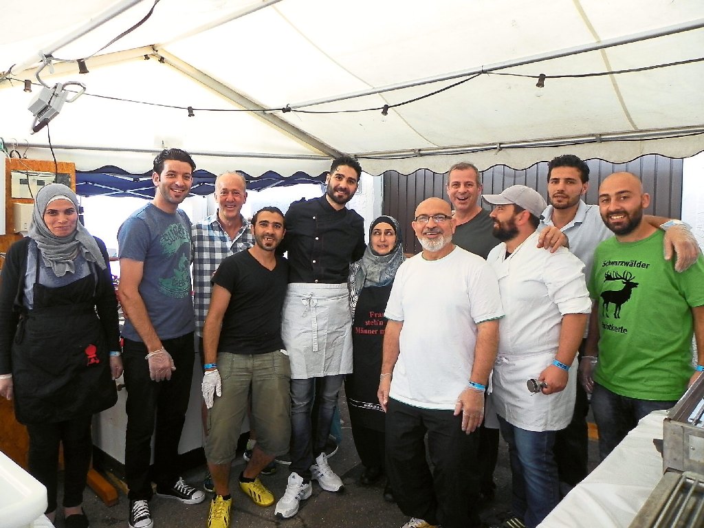 Die Bruderhaus-Diakonie und der Asylkreis taten sich zusammen: Rund 15 Helfer pro Schicht bereiteten Falafel und andere syrische Speisen zu. Foto: Haubold