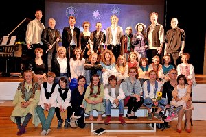 Rund 30 Mitwirkende stehen bei der Aufführung von Apovilya  im Freudenstädter Kurtheater auf der Bühne. Archiv-Fotos: Maier Foto: Schwarzwälder-Bote