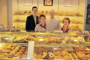 Die Inhaber der Bäckerei mit ihren Mitarbeiterinnen (von links): Tobias Reich, Silvia Mielchen, Johannes Reich und Klara Kopp. Foto: Steinmetz