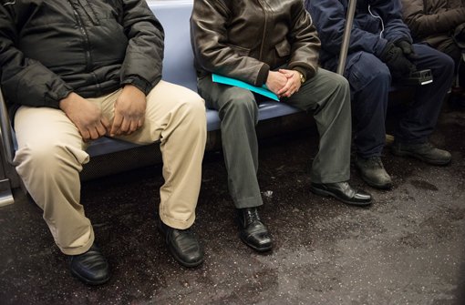 Platzprobleme in der New Yorker U-Bahn: Die Verkehrsbehörde bittet deswegen jetzt Männer, sich nicht mehr allzu breitbeinig hinzusetzen. Foto: dpa