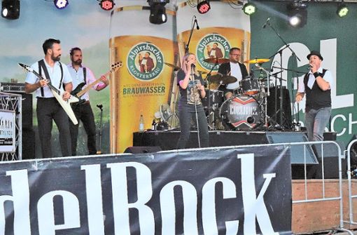 Die Band Edelrock aus Dürbheim sorgte mit ihrem fetzigen Sound für gute Stimmung. Foto: Hering