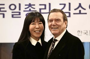 Die koreanische Dolmetscherin und Beraterin Soyeon Kim (48) und der ehemalige Bundeskanzler Gerhard Schröder wollen im Herbst heiraten. Es wäre Schröders fünfte Ehe. Foto: AP