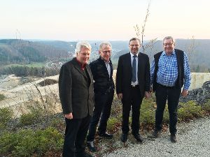 Der Europaabgeordnete Norbert Lins (Zweiter von rechts) hat die Firma Schotter Teufel besucht. Foto: Teufel Foto: Schwarzwälder-Bote