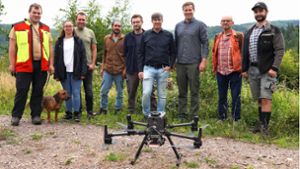 Die Drohne vor ihrem Einsatz. Geograhiestudent Julian Stolz (rechts) steuerte das Fluggerät. Foto: Stadt Lahr