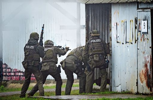 Polizisten des Spezialeinsatzkommandos bei einer Übung: Werden ihre Einsatztaktiken ausgespäht? Foto: dpa/Sebastian Gollnow