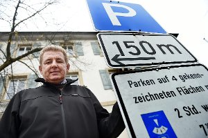 Arthur Höhn wird in Empfingen künftig zehn Stunden pro Woche geparkte Autos kontrollieren.   Foto: Hopp