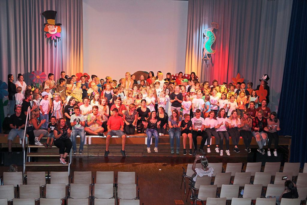 Rund 150 Teilnehmer haben an den Ferienspielen in Bisingen dieses Jahr teilgenommen. Bei der Abschlussveranstaltung in der Hohenzollernhalle haben sie sich zu einem Gruppenbild aufgestellt.