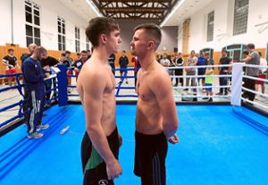 Kevin Kischenko (Boxing Villingen-Schwenningen, rechts, 60 kg, U21) und sein nordirischer Konkurrent Dominic Bradley lernten sich beim Wiegen in der Schwenninger Friedensschule schon einmal näher kennen.  Foto: Kienzler