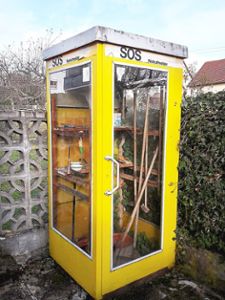 Im Garten von Josef Essigbeck steht eine postgelbe Telefonzelle als Abstellraum. Foto: Hoffmann Foto: Schwarzwälder Bote