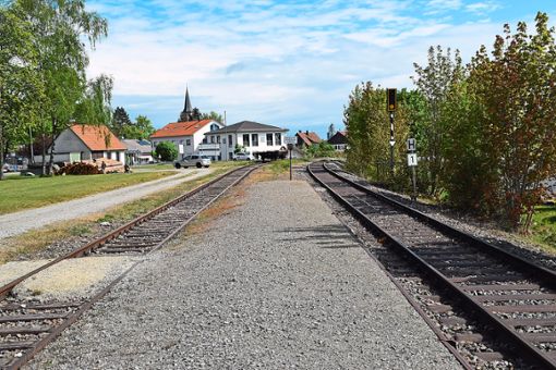 Endstation ist derzeit noch in Schömberg: Nun ist eine Machbarkeitsstudie zur Reaktivierung der Strecke Balingen-Rottweil in Auftrag gegeben worden.  Foto: Visel