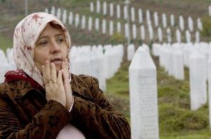 Eine Bosnierin vor den Grabsteinen von Srebrenica.  Foto: AP