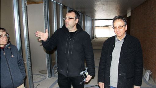 Das künftige Gemeindezentrum Stiegel haben Andreas Mader (Mitte) und Gottfried Engele im Rohbauzustand präsentiert. Foto: Horst Schweizer