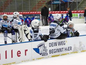 Gespannt warten die      U10-Spieler  des SERC auf ihren Einsatz.  Foto: Mosbacher Foto: Schwarzwälder-Bote