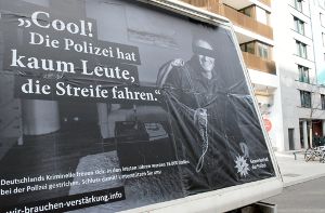 Die Gewerkschaft der Polizei will mit Plakaten auf die Situation der Beamtinnen und Beamten in Baden-Württemberg aufmerksam machen. Foto: dpa