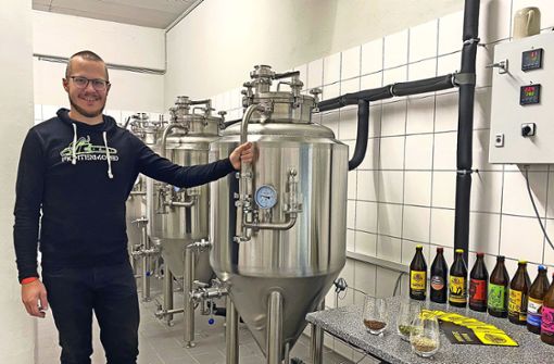 Kristóf Rajnai hat sein Hobby zum Beruf gemacht. Der gelernte Schiffsbauingenieur betreibt in Triberg seine eigene Brauerei und bietet Bierverkostungen an. Foto: Maria Liebelt