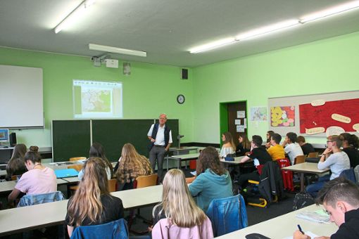 Hartwig Kluge berichtet Schülern am AMG von seinem Leben in der ehemaligen DDR. Foto: Rörig Foto: Schwarzwälder Bote