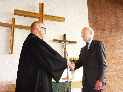 Nach 19 Dienstjahren als Kirchenpfleger ist Ferdinand Metzger (rechts) von Pfarrer Bernd Mayer entpflichtet worden. Fotos: Eyrich Foto: Schwarzwälder-Bote