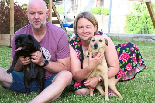 Janina und Daniel  Edele – selbst Hundehalter – wollen der in Not geratenen Tierschutzorganisation ANUA in Spanien helfen. Foto: Kost