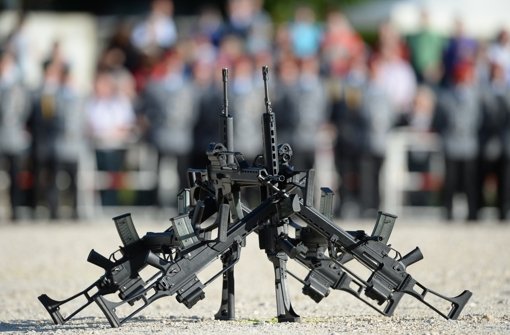 Im Streit um das G36-Sturmgewehr von Heckler & Koch fordern die Grünen eine lückenlose Aufklärung. Foto: dpa