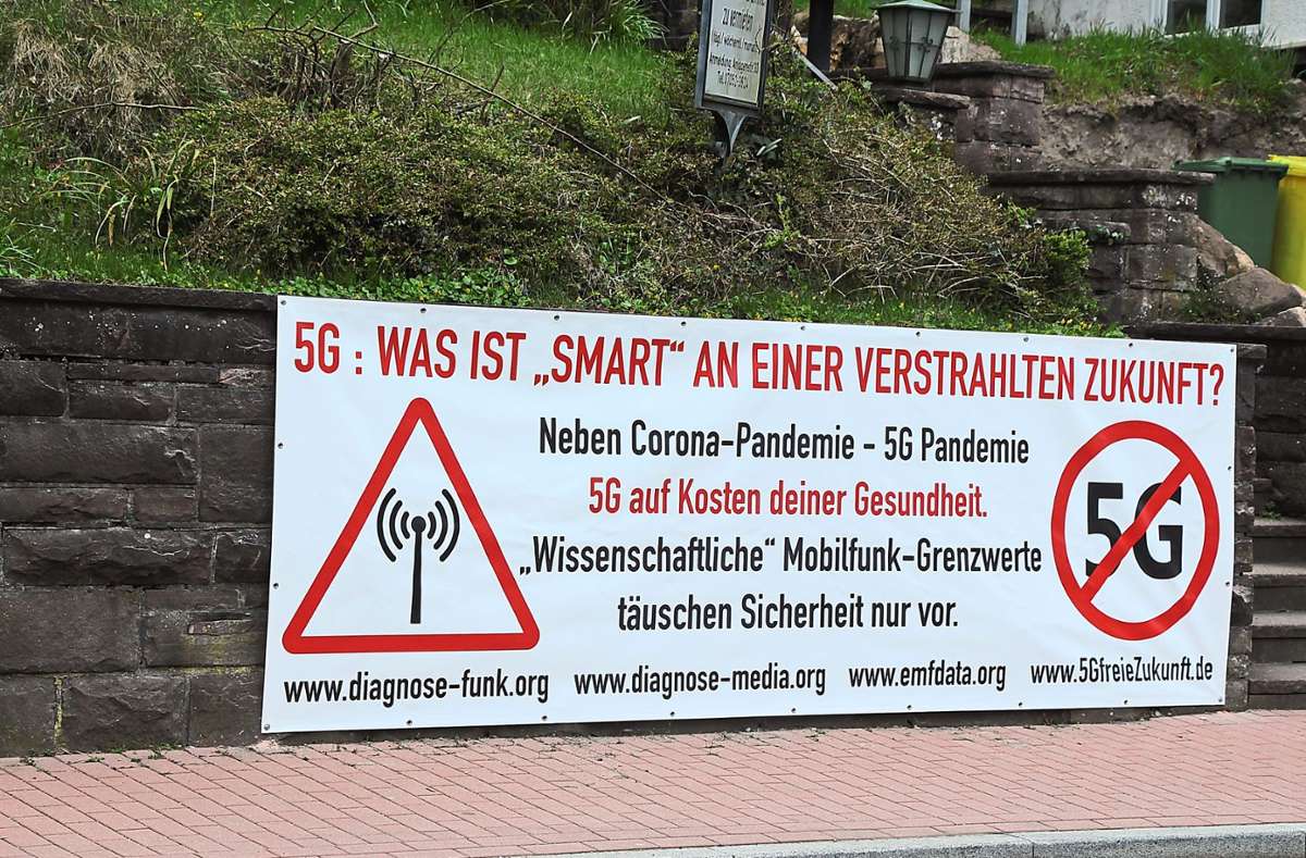 In der Kurstadt hängen Plakate der Bürgerinitiative 5G-freies Bad Liebenzell.  Foto: Buck