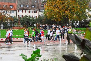 250 Schüler der Heinrich-Schickhardt-Schule drehten ihre Runden auf dem Freudenstädter Marktplatz für einen guten Zweck. Foto: Klisch Foto: Schwarzwälder-Bote