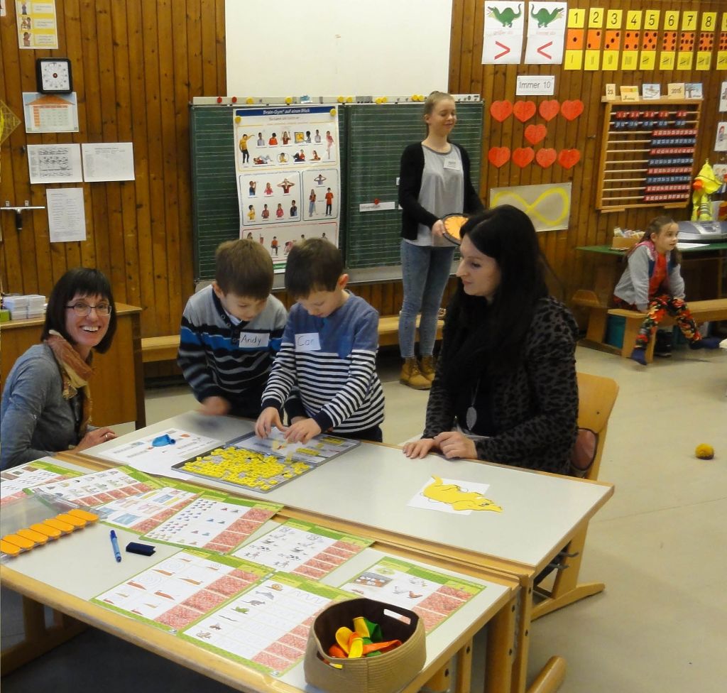 Bei der Entdeckungstour in der Aubert-Schule erkunden Kindergartenkinder den Ort, wo sie bald lernen werden. Fotos: Schule Foto: Schwarzwälder-Bote
