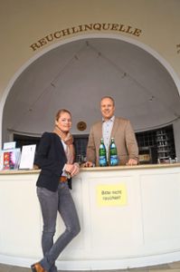 Tourismus-Direktorin Kerstin Weiss und Schultes Dietmar Fischer freuen sich über die sanierte Trinkhalle. Foto: Krokauer Foto: Schwarzwälder Bote