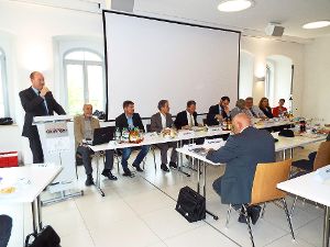 Bürgermeister Oliver Schmid begrüßt die Mitglieder des Planungsausschusses in Geislingen. Foto: Schnurr Foto: Schwarzwälder-Bote