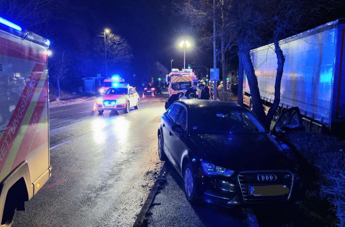 Der Fahrer des Audi geriet auf die Gegenfahrbahn und landete nach dem Zusammenprall mit einem Renault auf dem Gehweg. Foto: Otto