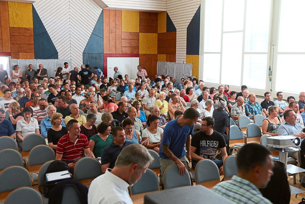 Die Möttlinger Halle war gesteckt voll während der Infoveranstaltung zum Thema Glasfaserausbau. Foto: Kraushaar Foto: Schwarzwälder Bote