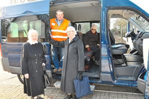 Der Bürgerbus wird gut angenommen. Auch die  beiden Schwestern Maria Scholz (links) und Gertrud Engler fahren gerne mit bei Giuseppe Vinci.   Foto: Archiv