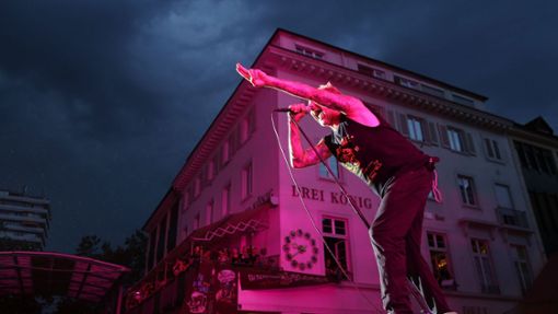Publikum beim Stimmenfestival auf dem Lörracher Marktplatz