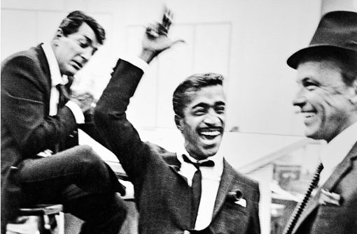 „Rat Pack“ bei der Arbeit: Dean Martin, Sammy Davies Jr. und Frank Sinatra 1962 bei den Aufnahmen von „Come blow your horn“. Foto: Taschen Verlag/Phil Stern Foto:  