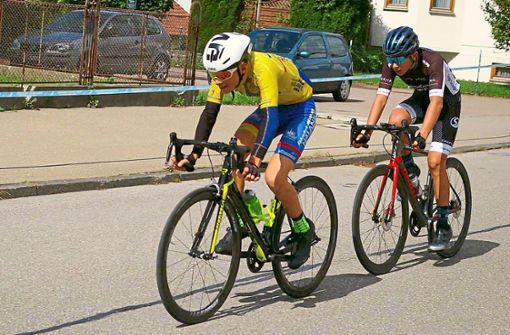 Cedrik Hertkorn (links) hatte beim Radrennen rund um die Bergschmiede in Leutkirch alles im Griff. Foto: Hertkorn