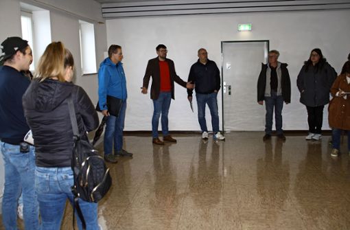 Vertreter der Wittlensweiler Vereine besichtigen mit Ortsvorsteher Philipp Bohnet (Mitte) die neuen Räume. Foto: B.Schwarz