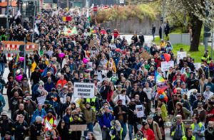 Auch bei der weitgehend friedlichen Demonstration am 3. April in Stuttgart wurden Straftaten wie Beleidigung und Widerstand gegen Vollstreckungsbeamte registriert. Foto: dpa/Christoph Schmidt