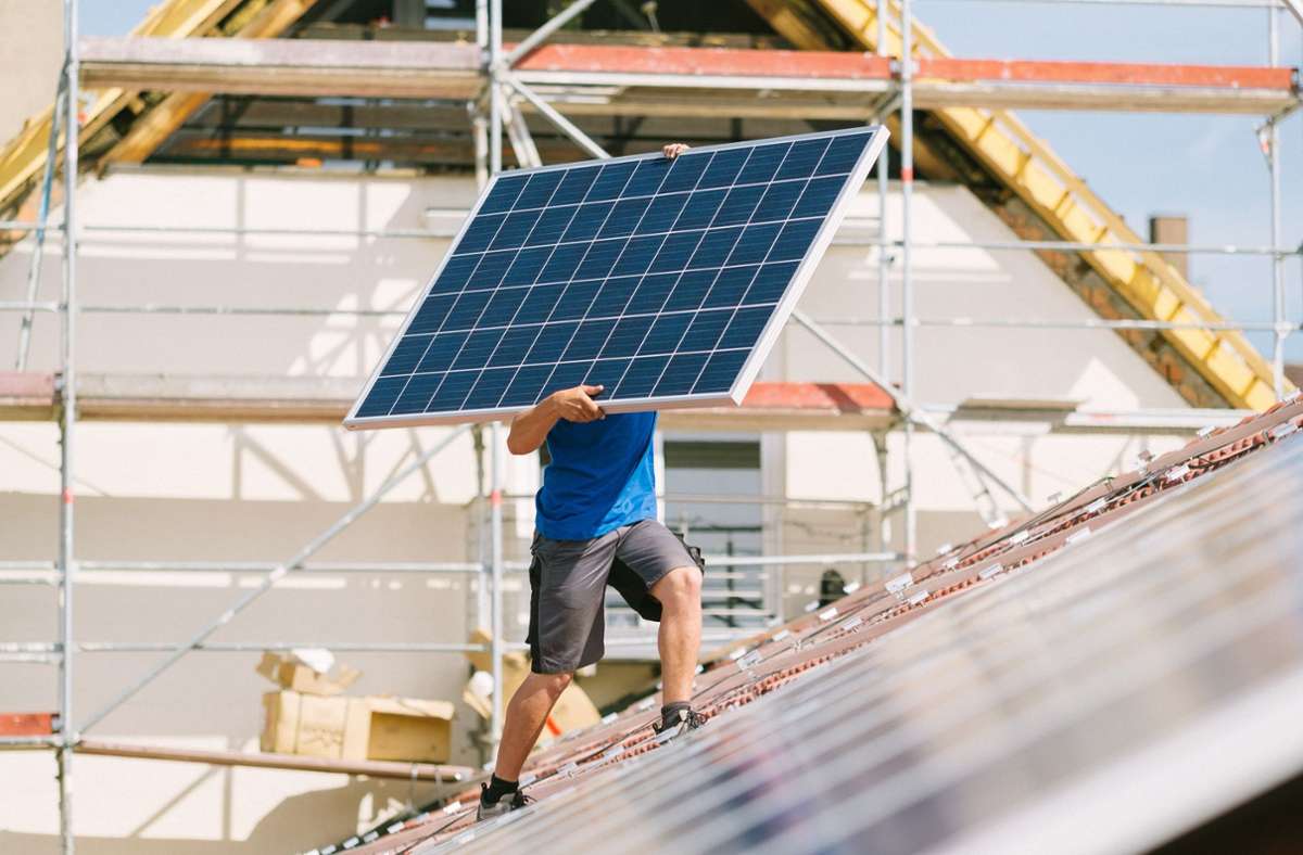 Bei Dachsanierungen und neuen Wohngebäuden werden Solaranlagen im kommenden Jahr Pflicht. Foto: LICHTGUT/Leif Piechowski/Leif Piechowski