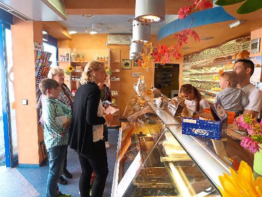 Bürgermeisterkandidatin Nicole Walter unterhält sich mit Andreas Nowotny in der Empfinger Bäckerei Walz. Mit dabei sind ihre Söhne und ihre Mutter.  Foto: Begemann