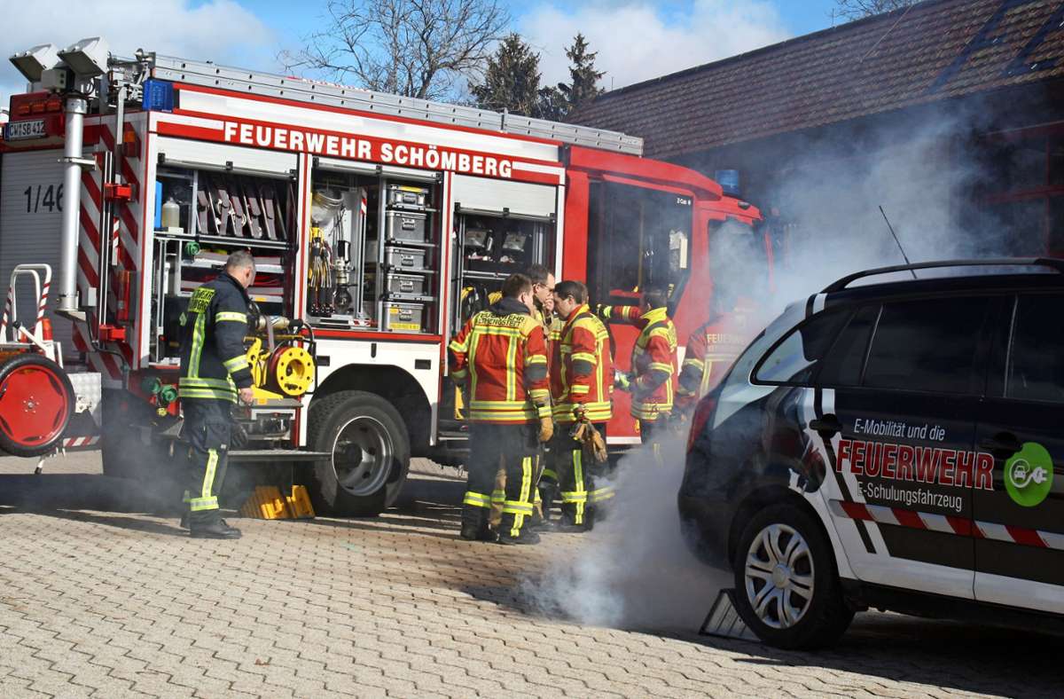 Was im Ernstfall beim Umgang mit E-Autos beachtet werden muss, lernten Feuerwehrleute aus dem Kreis Calw am Samstag in Schömberg. Foto: Felix Biermayer