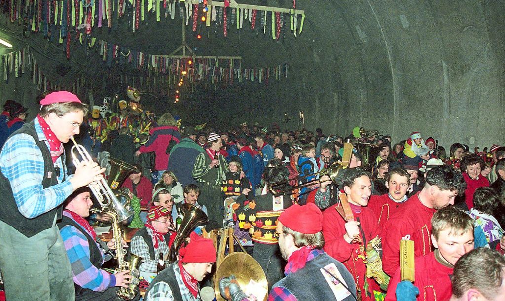 Wenn die Baustelle zum Tummelplatz für Narren wird. Eigens zum Narrentreffen gelang es der Gauchenzunft 1998, in der großen Tunnelbaustelle der B 31 einen Festplatz entstehen zu lassen. Archivfotos: Foto Fischer