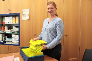 Nicole Quendt, Wahlleiterin bei der Bürgermeisterwahl, mit  Wahlbriefen im Bürgerbüro. Foto: Kauffmann Foto: Schwarzwälder-Bote