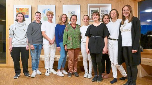 Stolz präsentierten die Schüler der zwölften  Klasse zusammen mit Kunstlehrerin Barbara Ihme ihre Kunstwerke.  Fotos: Günther Foto: Schwarzwälder Bote