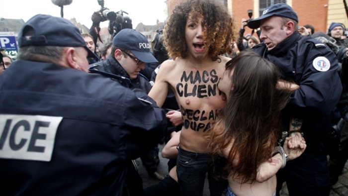 Femen-Frauen begrüßen DSK oben ohne