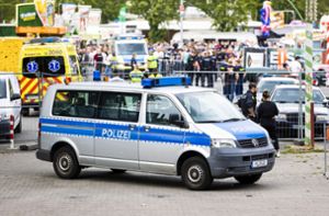 In Hannover kam es bei einer Autoshow zu einem schweren Unfall. Laut Polizei wurden fünf Menschen verletzt. Foto: dpa/Moritz Frankenberg