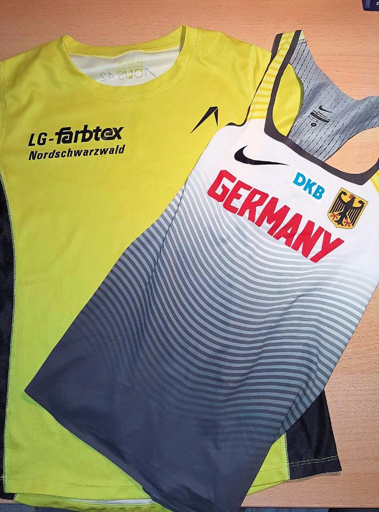 Endlich ist es da: Neben ihrem Vereinsshirt trägt Elena Burkard nun auch das Trikot der Nationalmannschaft. Fotos: Lenk
