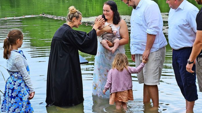Fernseh-Taufe in Ichenheim zieht viele Zuschauer an